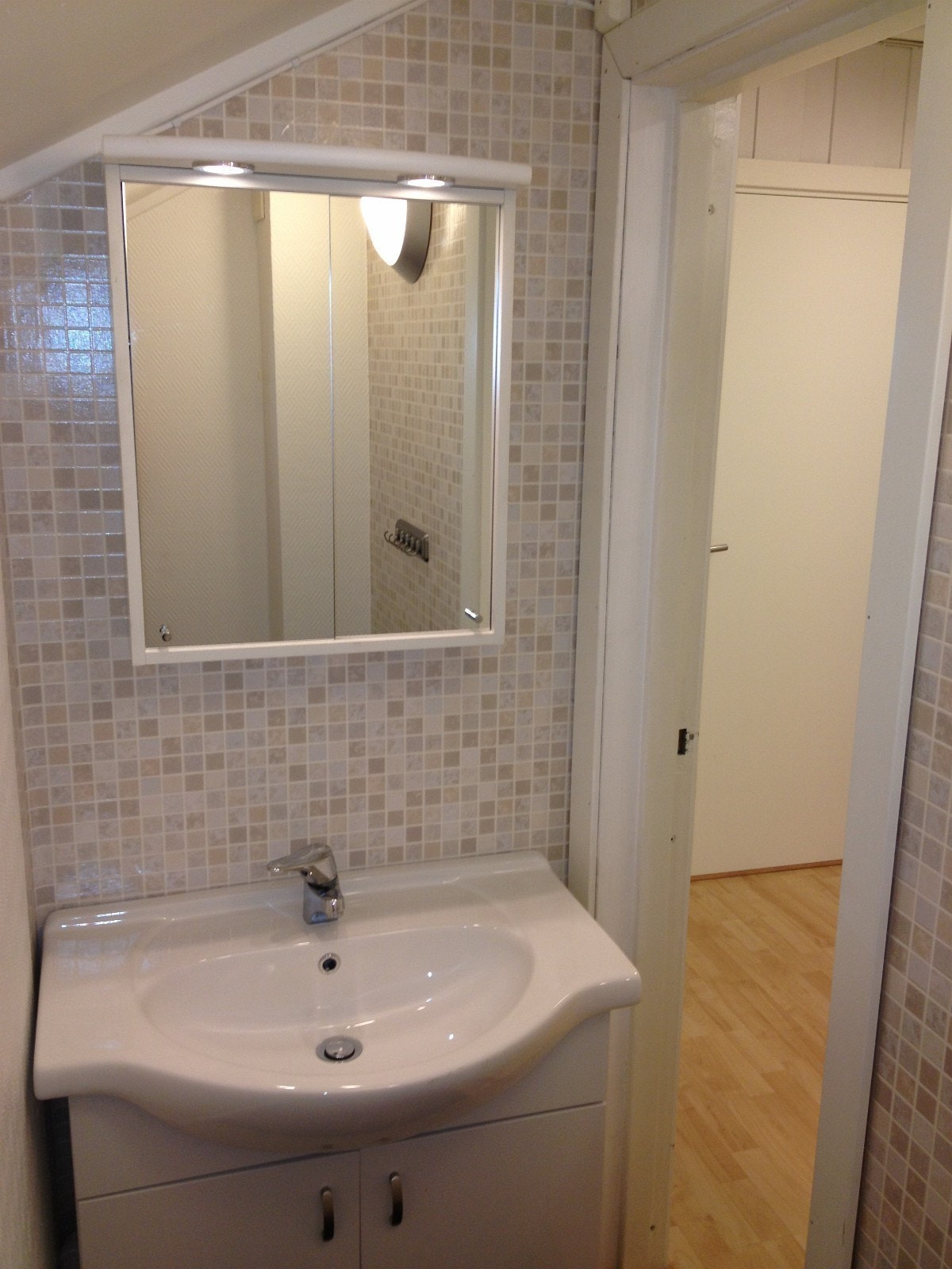 Toalett 2. med vask og speil. Fellesareal deles med 2 andre rom Galleribilde