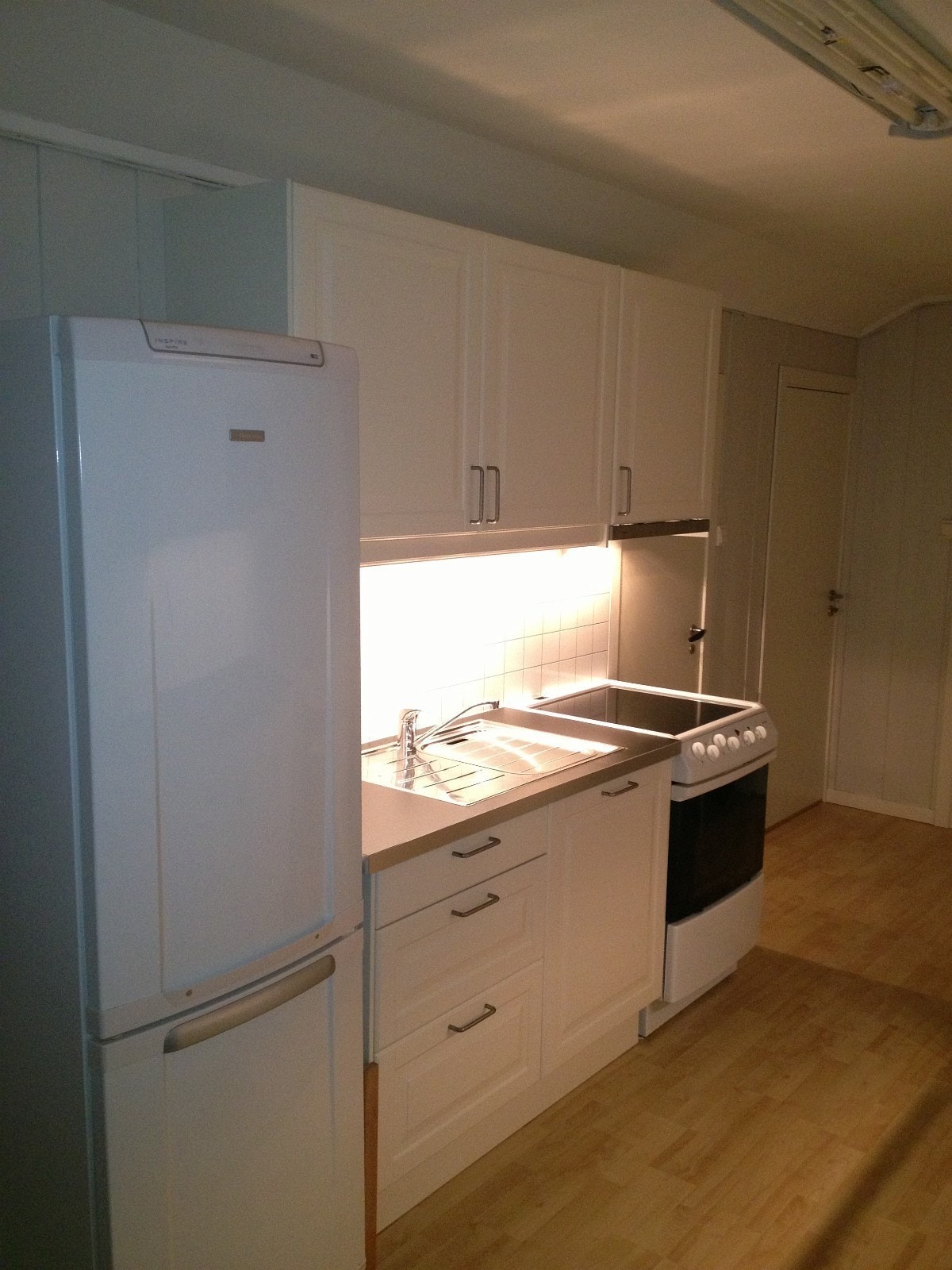 Kjøkken med kun benkbelysning. Galleribilde