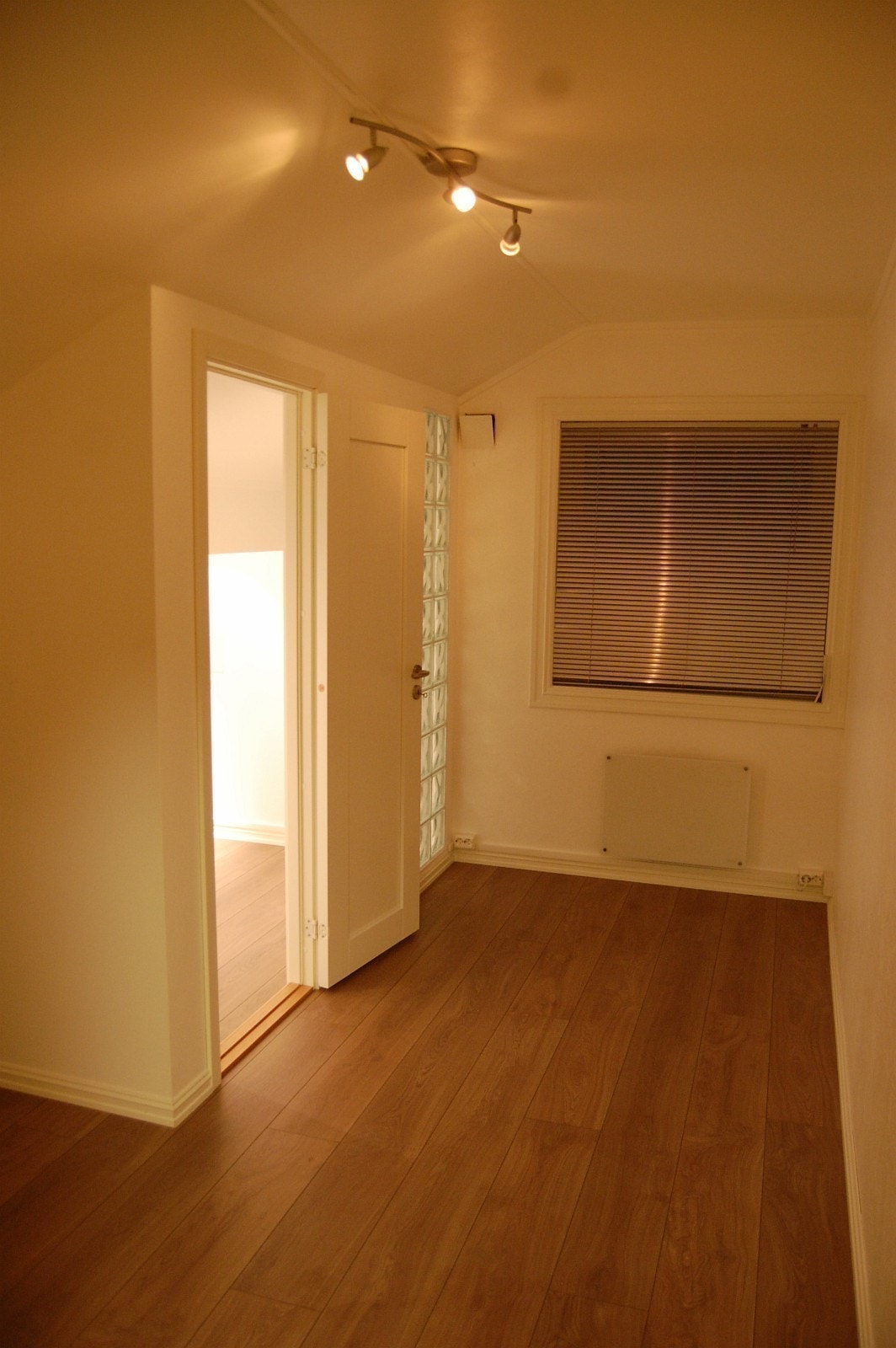 Lite rom på 10m2 med tilhørende Bod/soverom på 6m2. Galleribilde