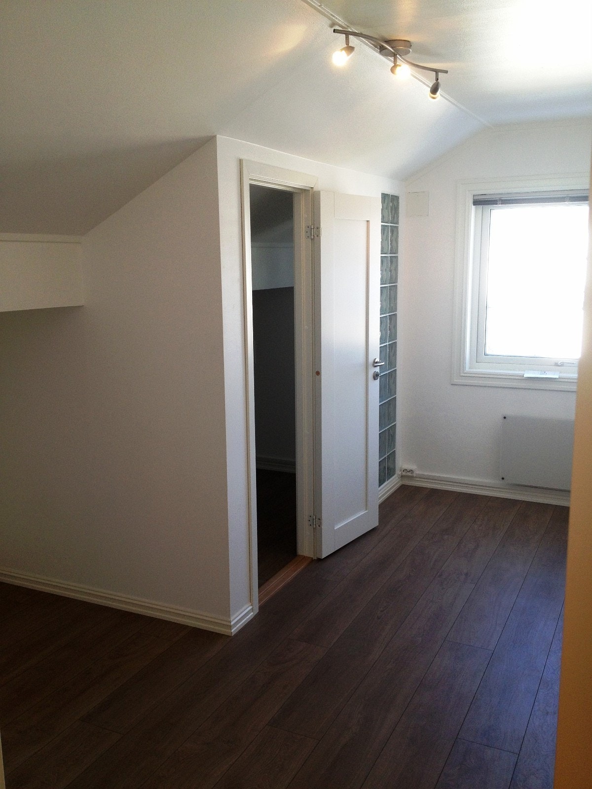 Ledig rom pusset opp april 2020. Lite rom på 10m2 med tilhørende bod/soverom på 6m2. Galleribilde