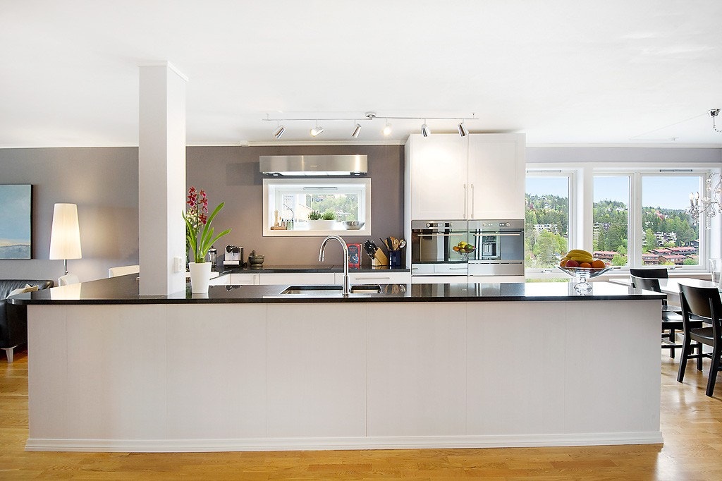 Lekkert kjøkken i åpen løsning mot stuen Galleribilde