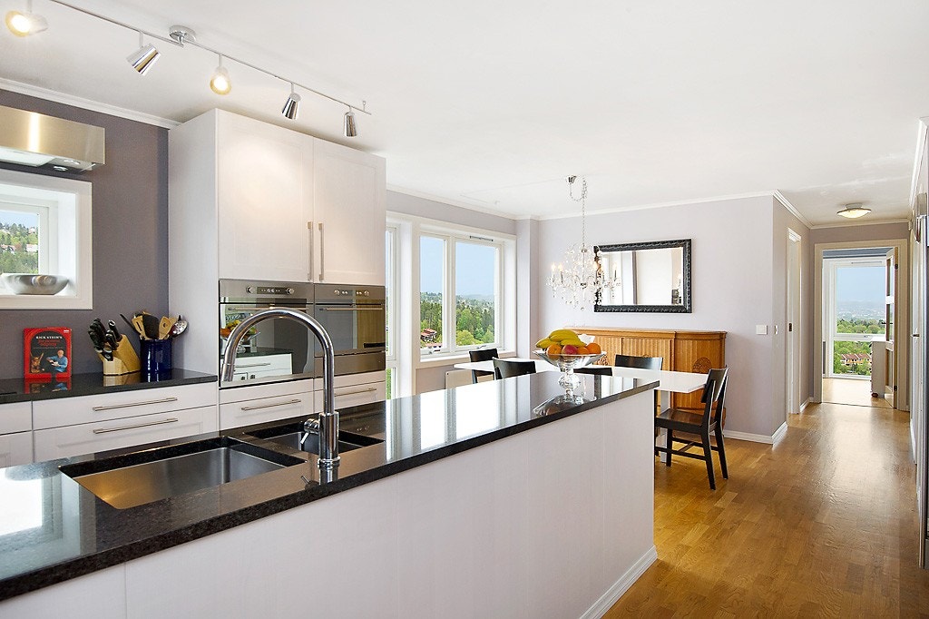 Spiseplass ved kjøkkenet, fantastisk utsikt fra vinduene Galleribilde