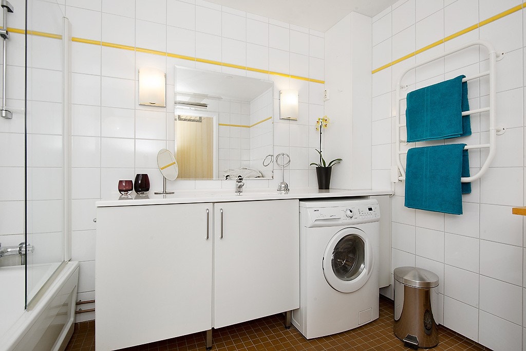 Hovedbad med badekar, wc, servant og opplegg for vaskemaskin Galleribilde