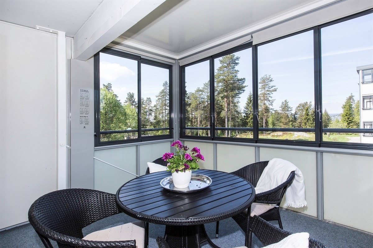 Fra balkongen har man utsikt over bla. lekeplassen så man kan se barna hele tiden. Galleribilde