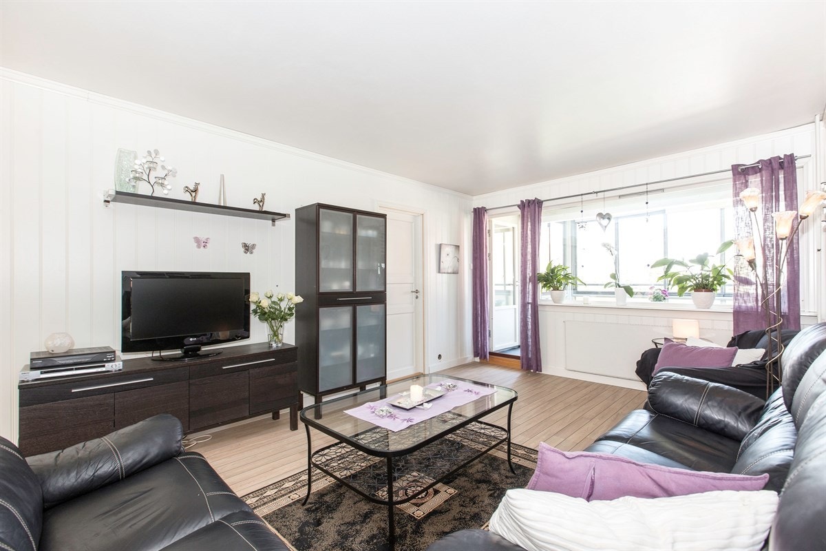 Fra stuen går man ut til en innglasset balkong. Galleribilde