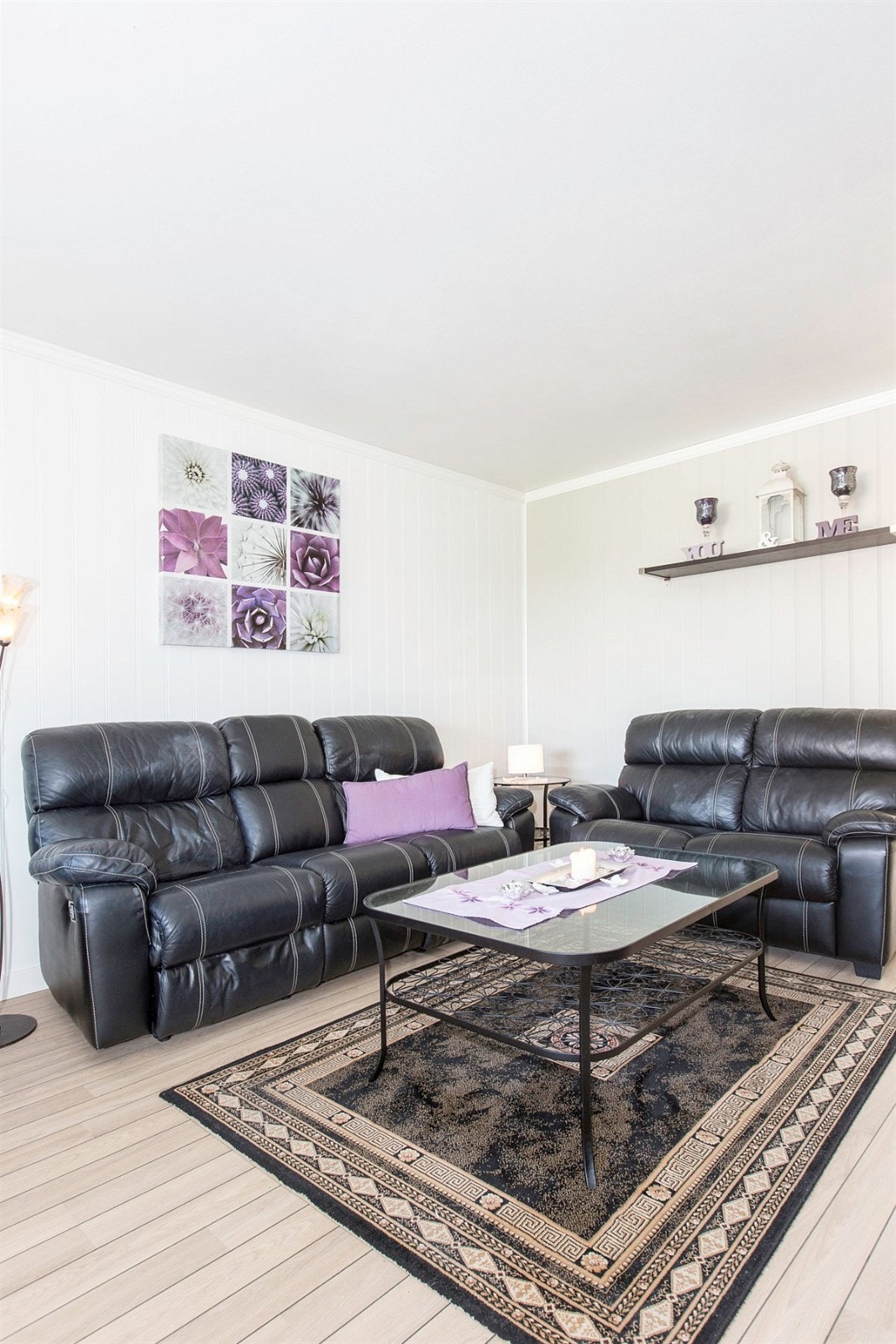 God plass til en stor sittegruppe i stuen. Galleribilde