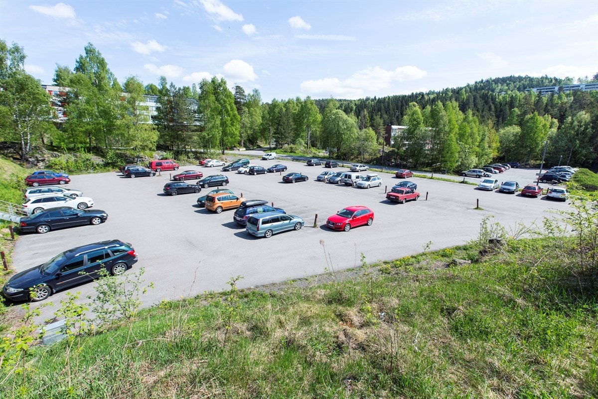 Med leiligheten følger det en biloppstillingsplass med motorvarmer. Galleribilde