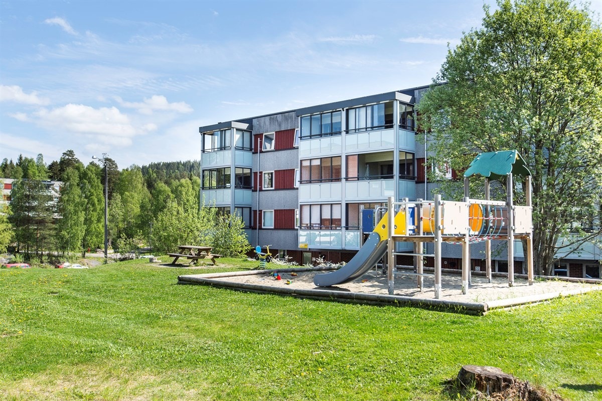 Lekeplass rett ved blokken. Galleribilde