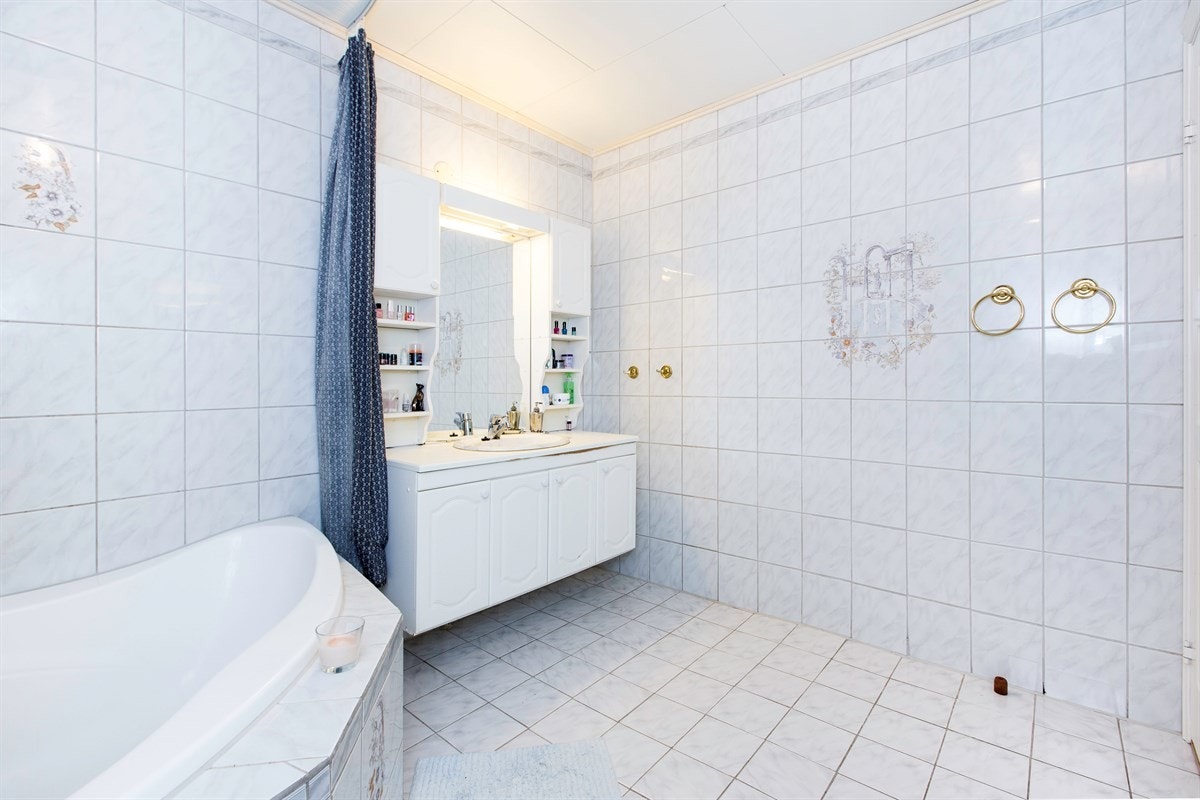 Stort bad med praktisk baderomsinnredning. Galleribilde