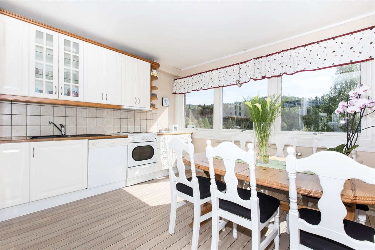 Store vinduer som slipper inn masse lys på kjøkkenet. Galleribilde