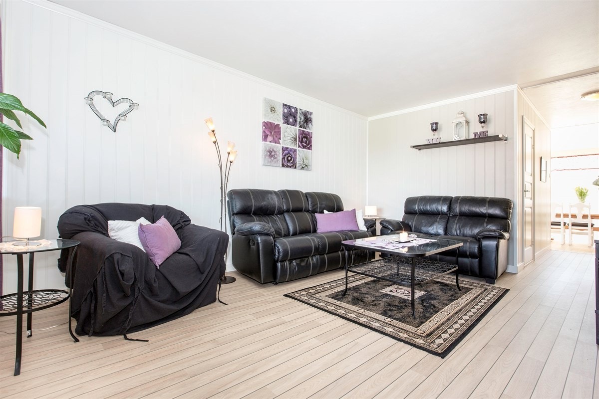 Stuen er malt i lyse og trivelige farger. Galleribilde