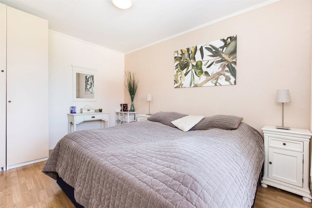 På hovedsoverommet har man god plass til skap. Galleribilde