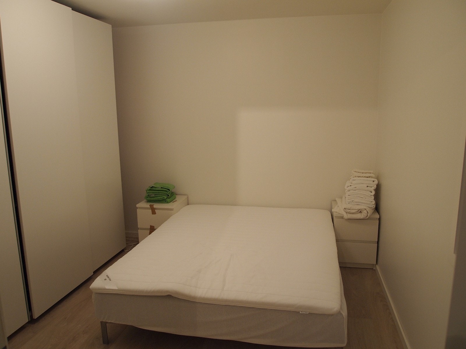 soverommet, 160 x 200 cm seng, 3 m skap med skyvedør Galleribilde