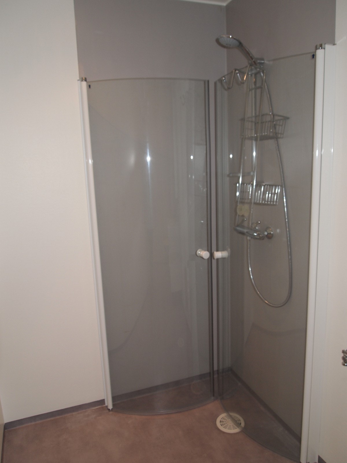 Dusjdører som kan slås innover Galleribilde