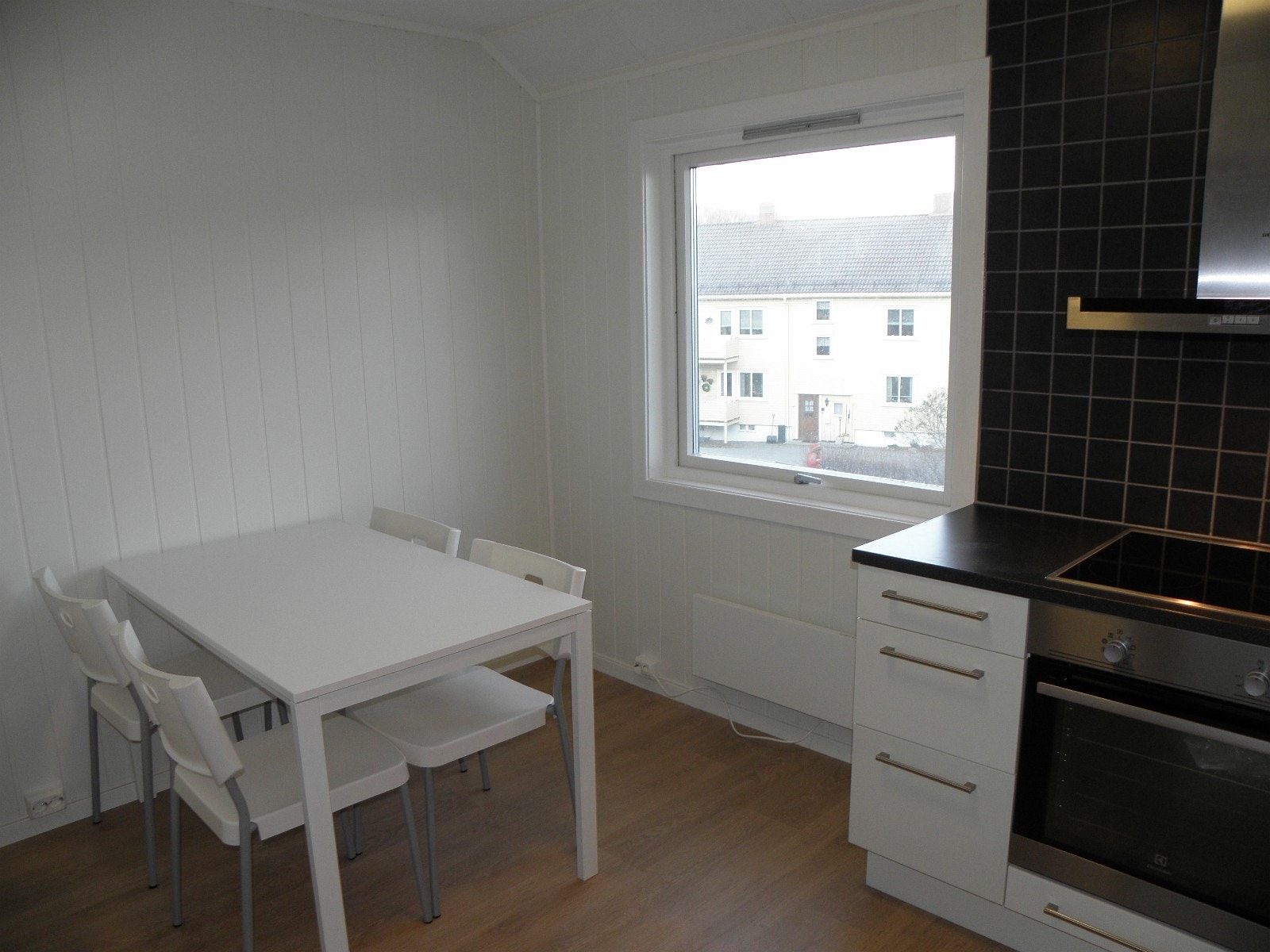 Nyere kjøkken med spiseplass/ bord, felles Galleribilde