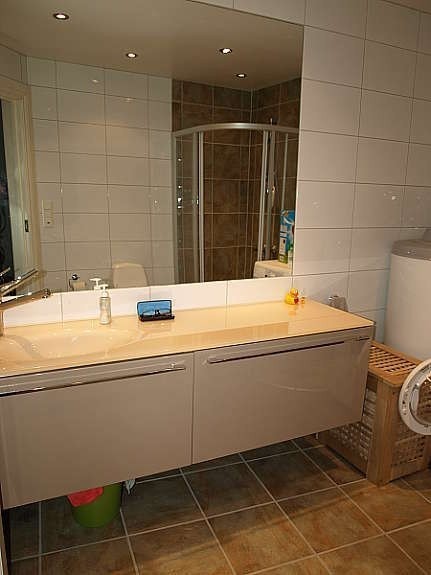 Flislagt nydelig bad med downlights i taket og varmekabler i det flislagte gulvet. Galleribilde