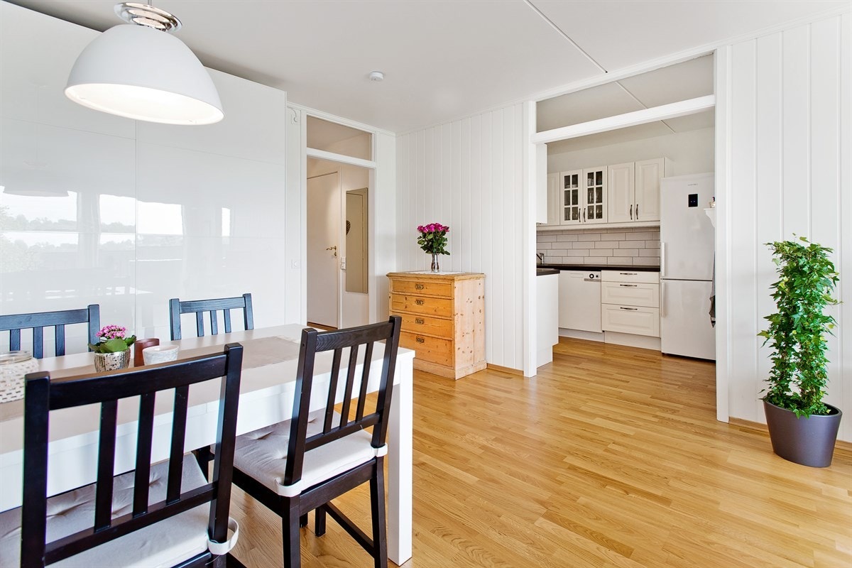 Spiseplass i tilknytning til kjøkkenet Galleribilde