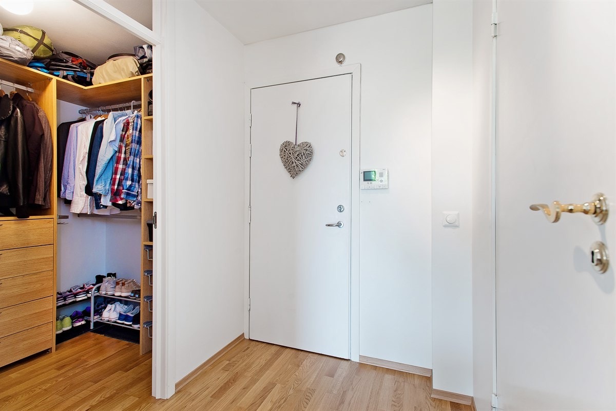 Entrè med inngang til praktisk walk-in garderobe Galleribilde