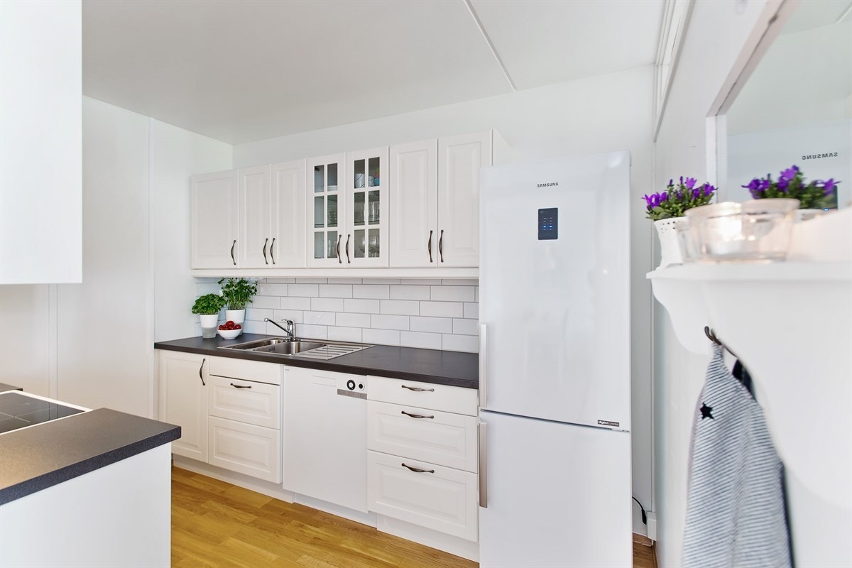 Flott kjøkken i delvis åpen løsning mot stue Galleribilde