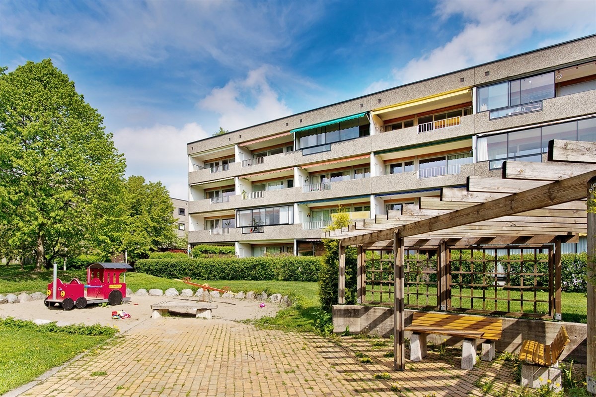 Meklenborg borettslag er et trivelig og meget veldrevet borettslag beliggende rett ved flotte turområder sentralt på Hovseter/Røa Galleribilde