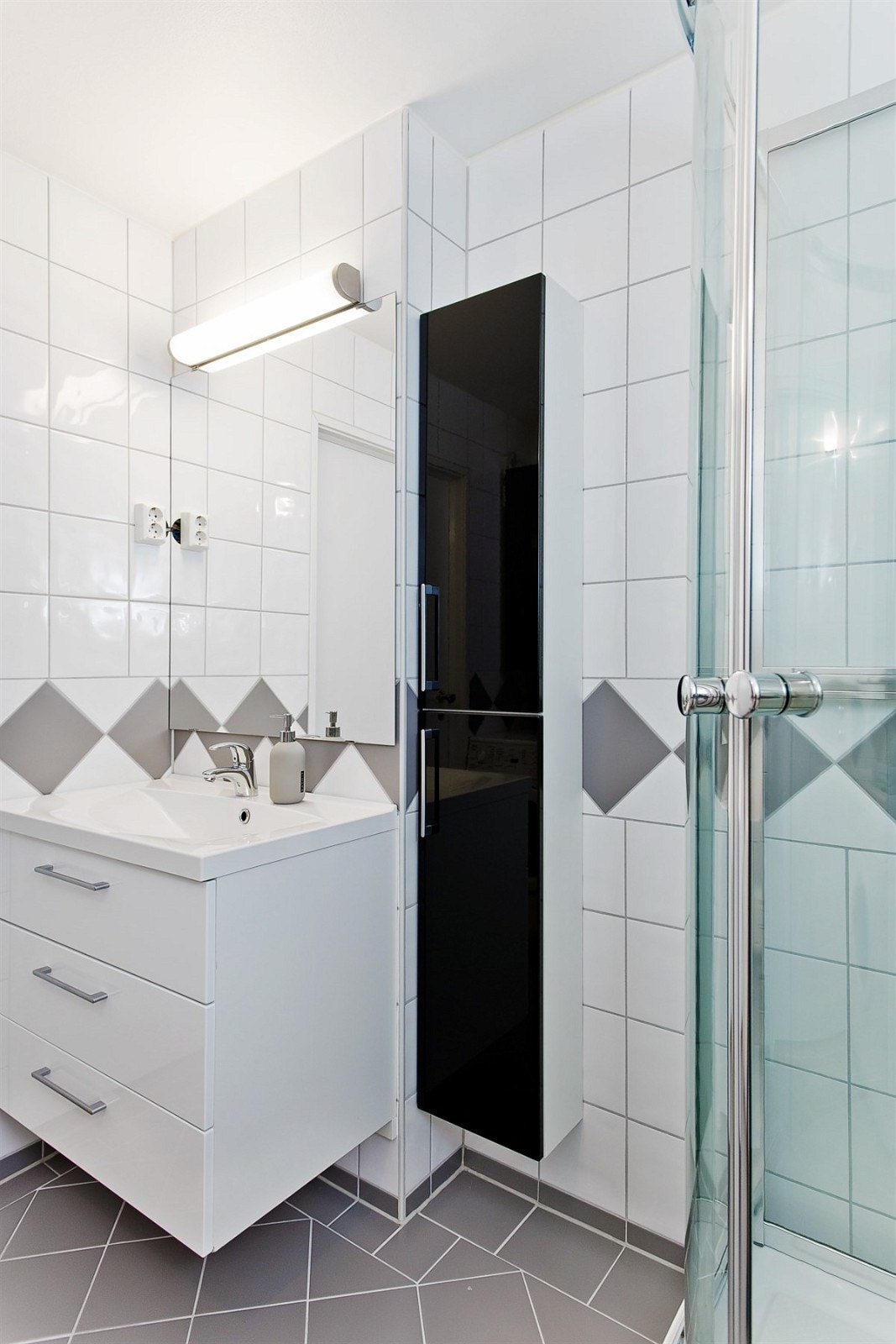 Dusjkabinett, moderne innredning og opplegg for vaskemaskin og tørketrommel Galleribilde