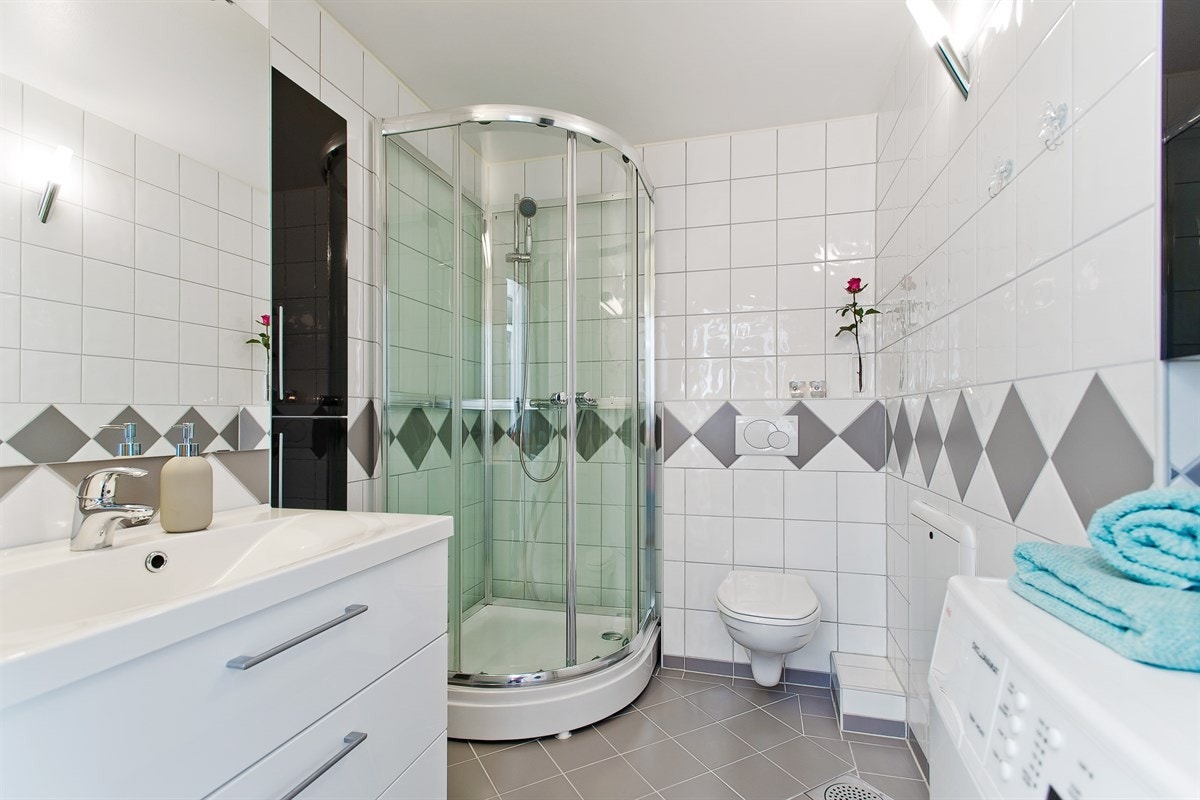 Stilrent, flislagt bad fra 2010 med "rør-i-rør" system Galleribilde