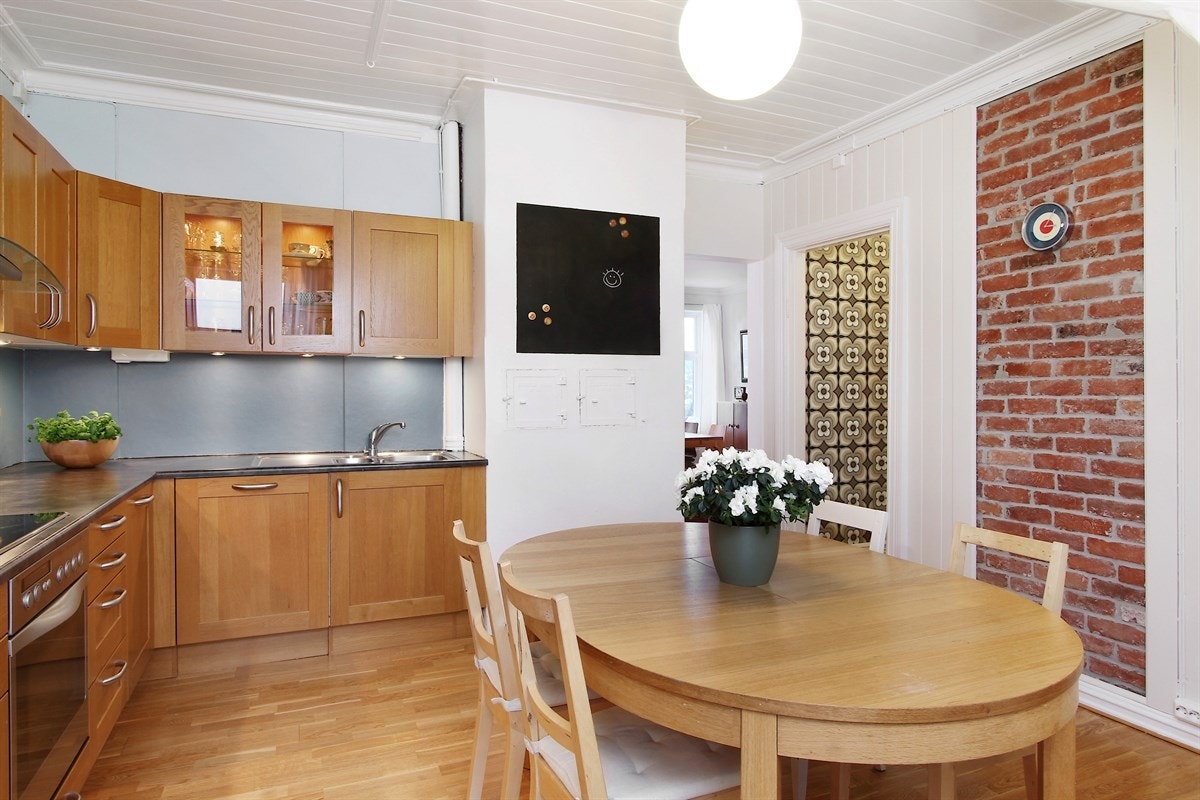 Kjøkken med god plass for spisebord. Galleribilde