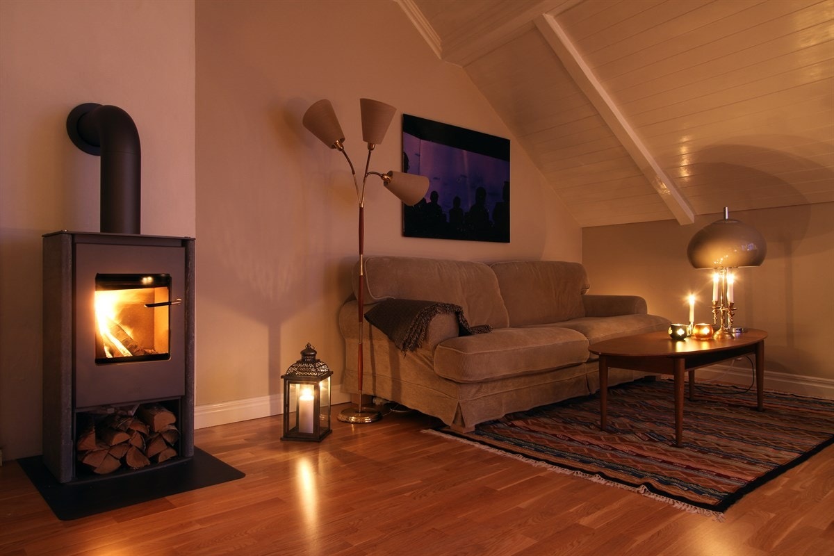 Koslig stemning fra peisovn i Tårnrommet. Galleribilde