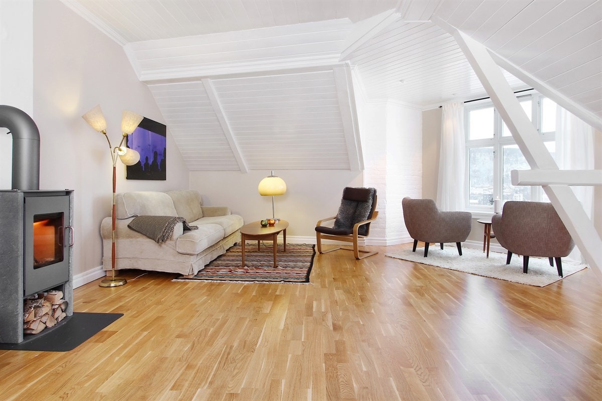 Tårnrom/Stue/Soverom med en utrolig utsikt, koselig peisovn, unik takhøyde og lekre detaljer. Galleribilde