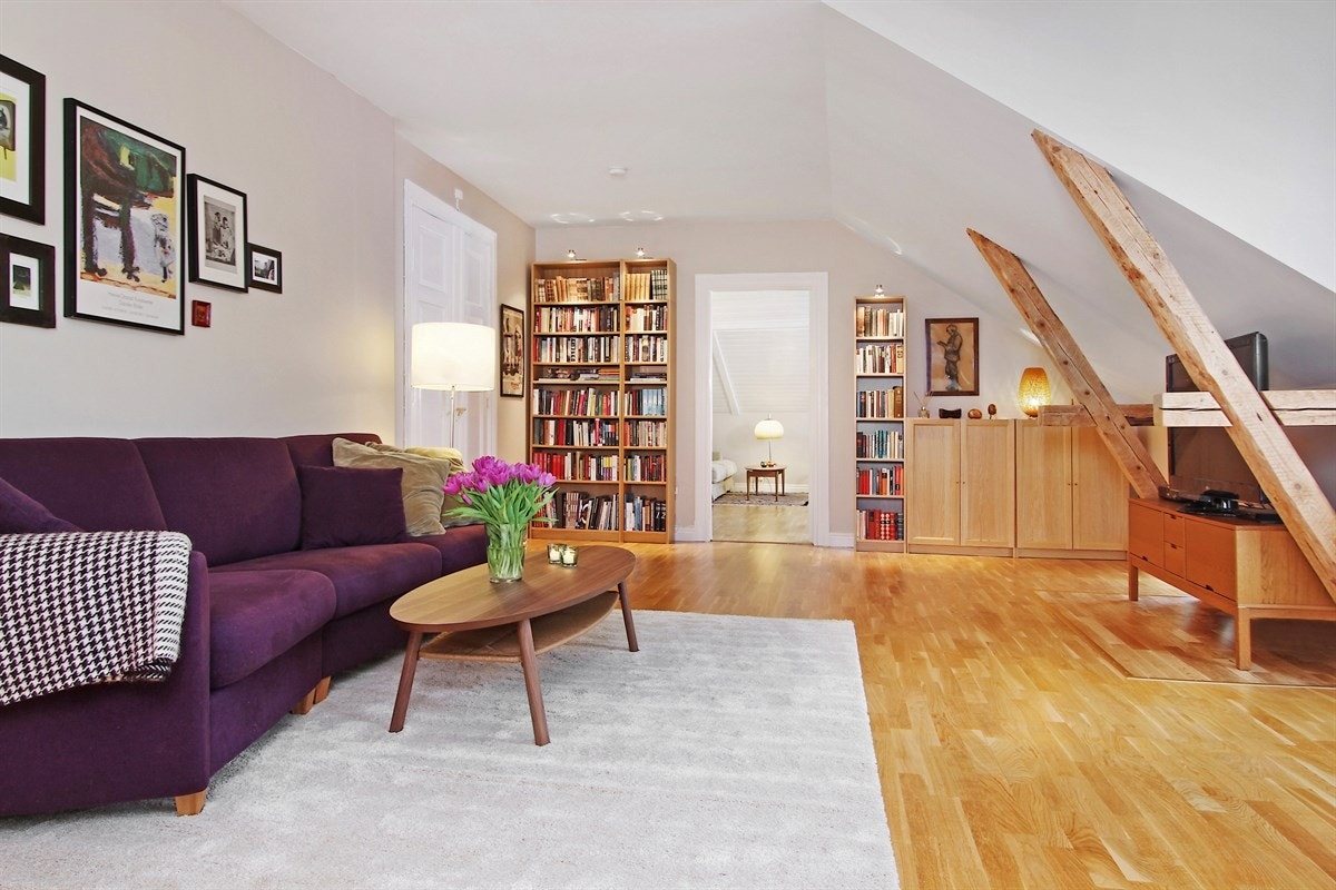 Det er fattet vedtak i styret om å bygge ut balkong fra stuen. Dette vil gi en fantastisk utsikt over Drammen by og fjorden. Det vil samtidig være god plass på balkongen til å be inn gjester på et smakfullt måltid. Galleribilde