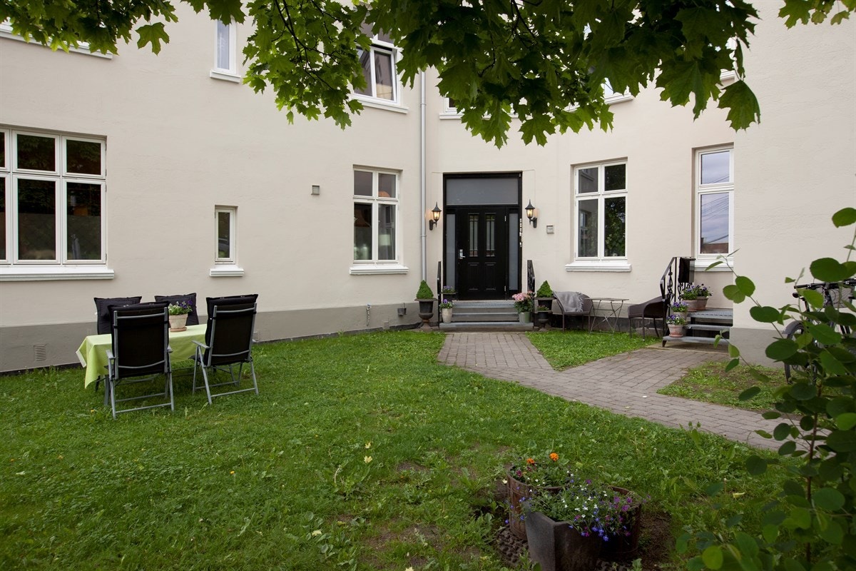 Felles hage med ettermiddags/kveldssol. Galleribilde