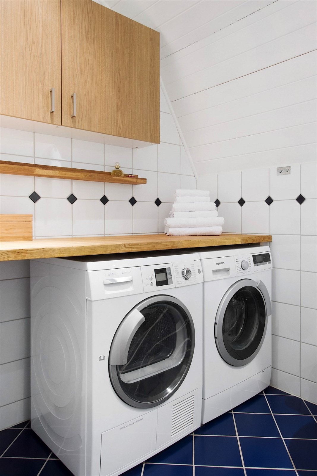 Bad med plass for vaskemaskin og tørketrommel. Galleribilde
