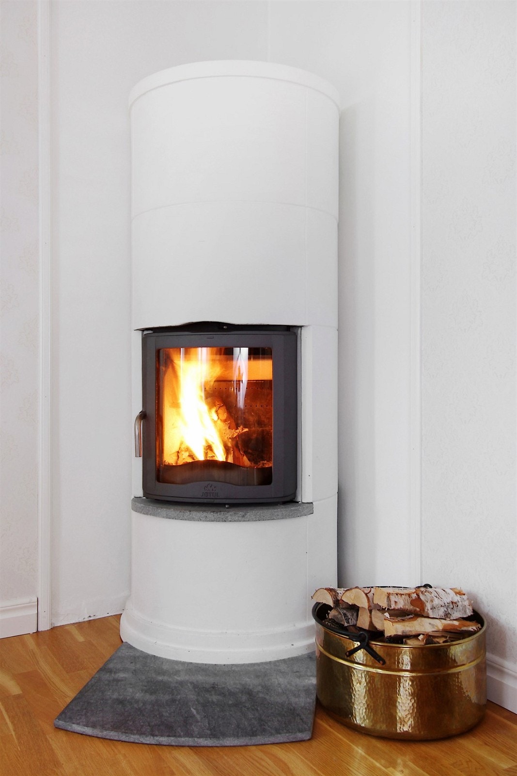 Koselig peis i spisestuen. Galleribilde