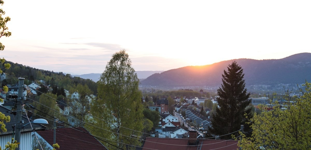 Fra kjøkkensiden er det fantastisk utsikt over Blefjell og Eikerbygdene samt ettermiddags/kveldssol. Galleribilde