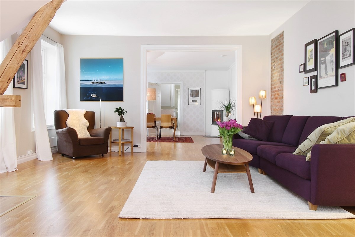 Hovedstue med fantastisk utsikt, unik takhøyde og lekre detaljer. Galleribilde