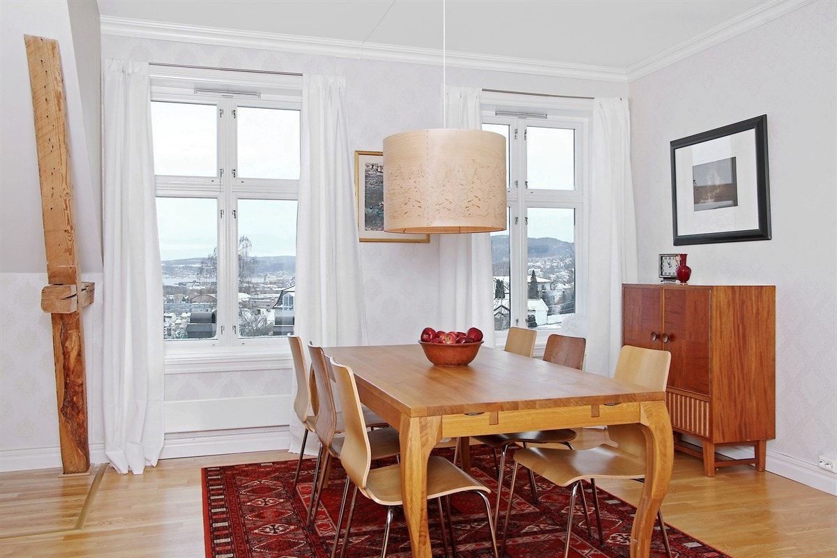 Spisestue der en kan nyte utsikten fra middagsbordet. Galleribilde