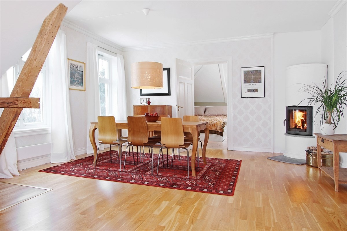 Spisestue med koselig peisovn. Galleribilde