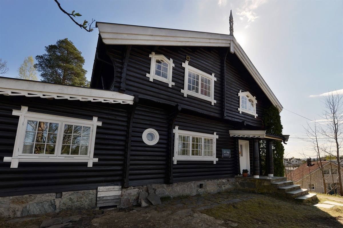 Ca. 1 minutt avstand til Hallermoen barneskole og kort vei til barnehage. Galleribilde