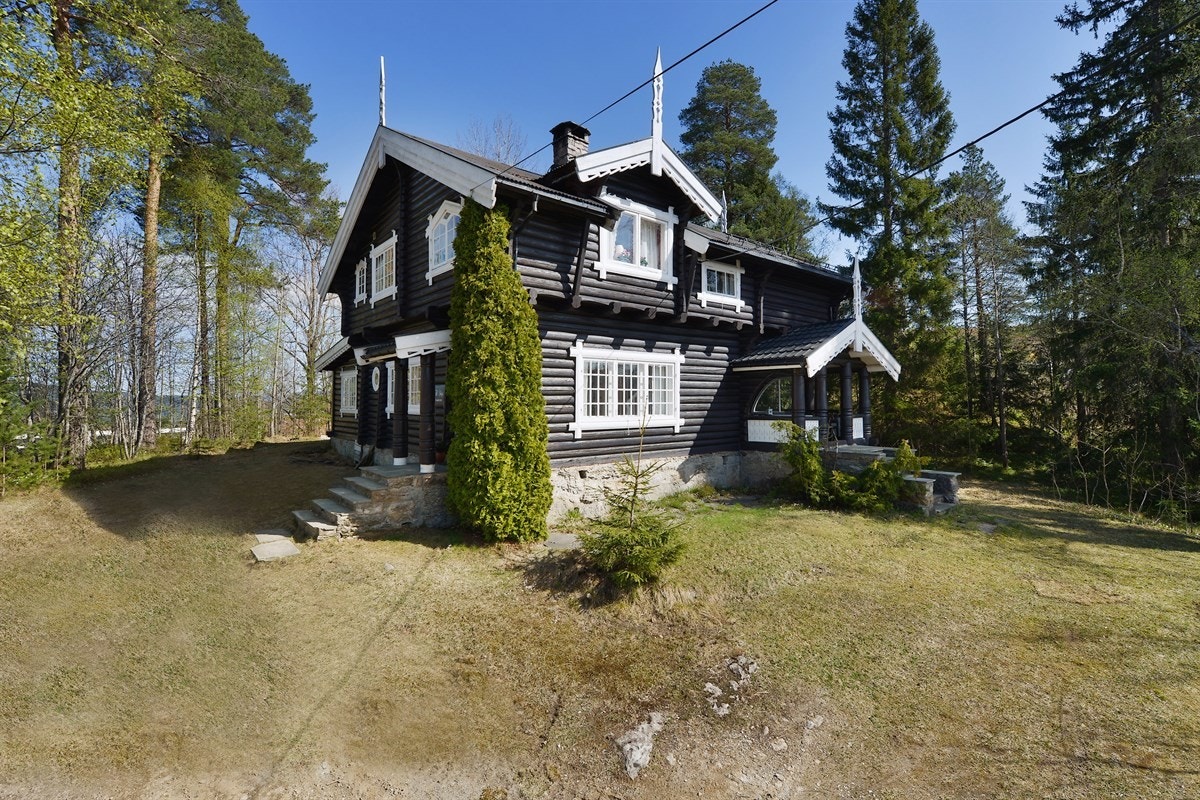 Privatmegleren Drammen ved John Granly Steen har gleden av å presentere en herskapelig laftet tømmervilla tegnet av arkitekt Christian Skredsvig. Galleribilde