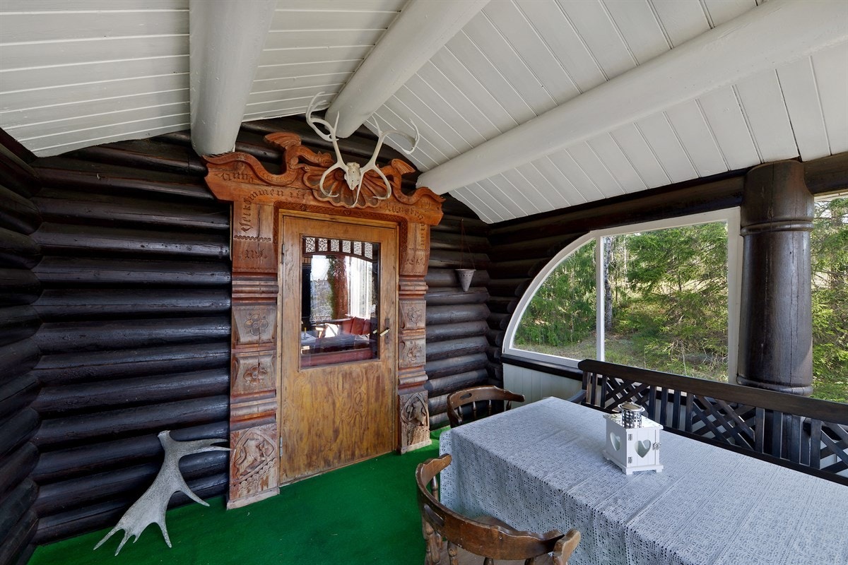 Terrasse med utgang til hagen. Galleribilde