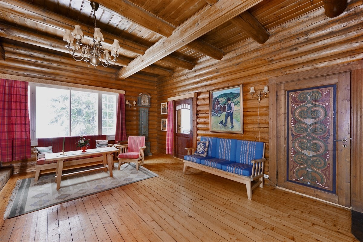 Spisestue/peisestue i 1.etg med flotte takbjelker og pene detaljer. Utgang til terrasse og hage. Galleribilde