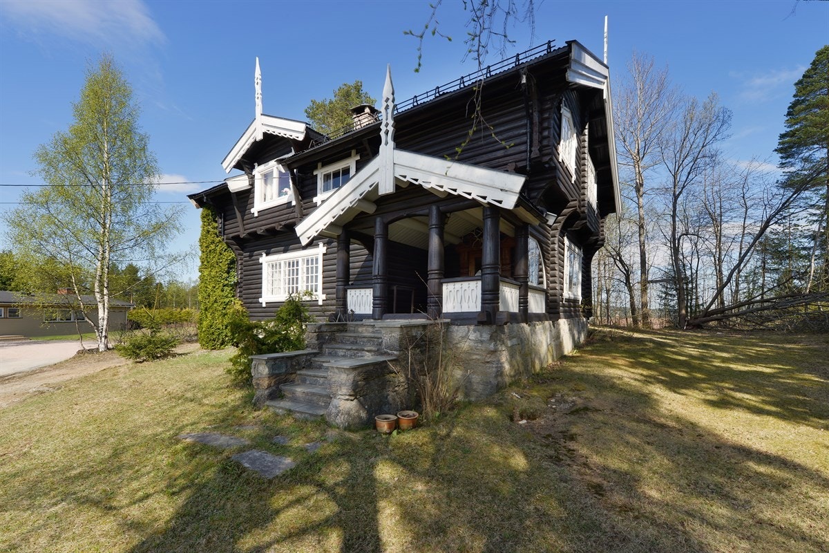 Stor luksuriøs tomt på 3066 kvm beliggende i indrefillen på Konnerud der utnyttelsesgraden langt unna er fullt utnyttet. Galleribilde