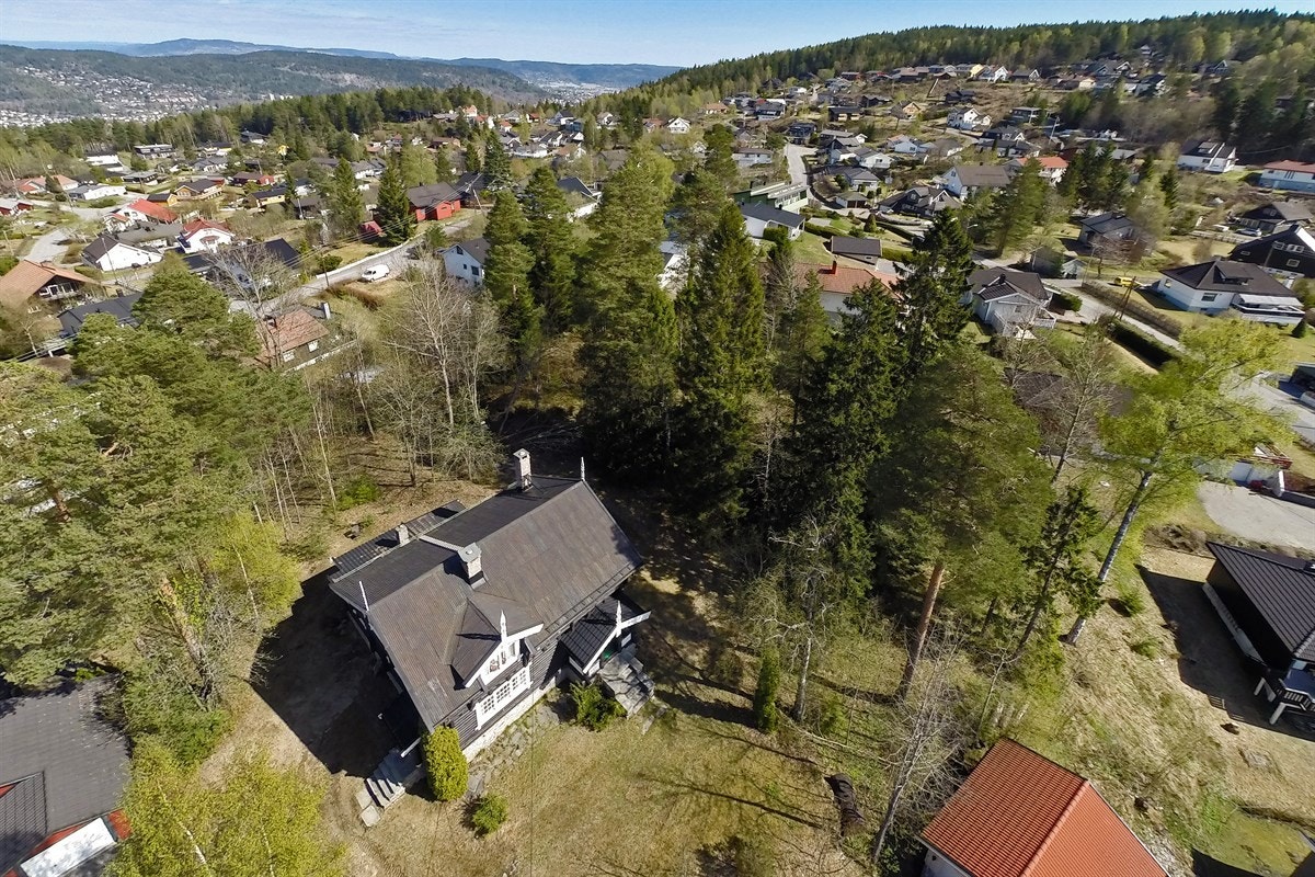 Flyfoto av eiendommen og nærområdet. Galleribilde