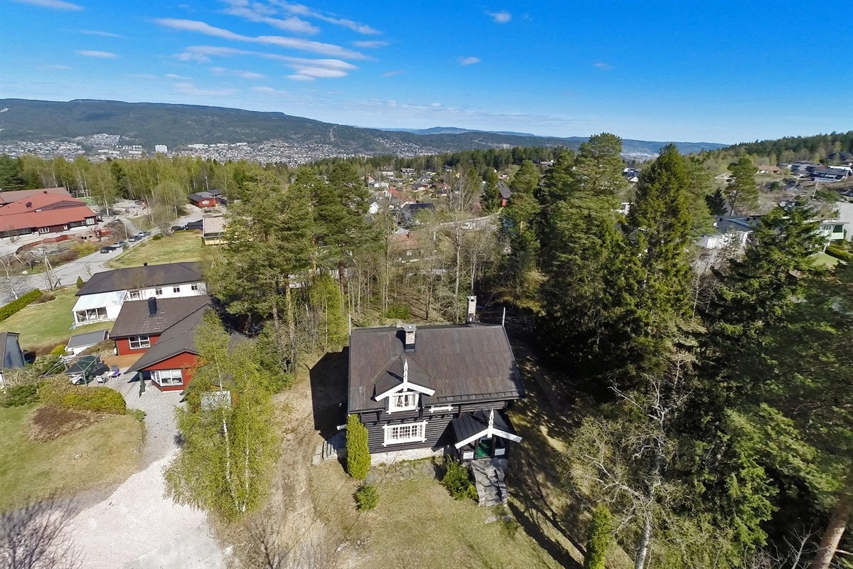 Flyfoto av eiendommen og nærområdet. Galleribilde