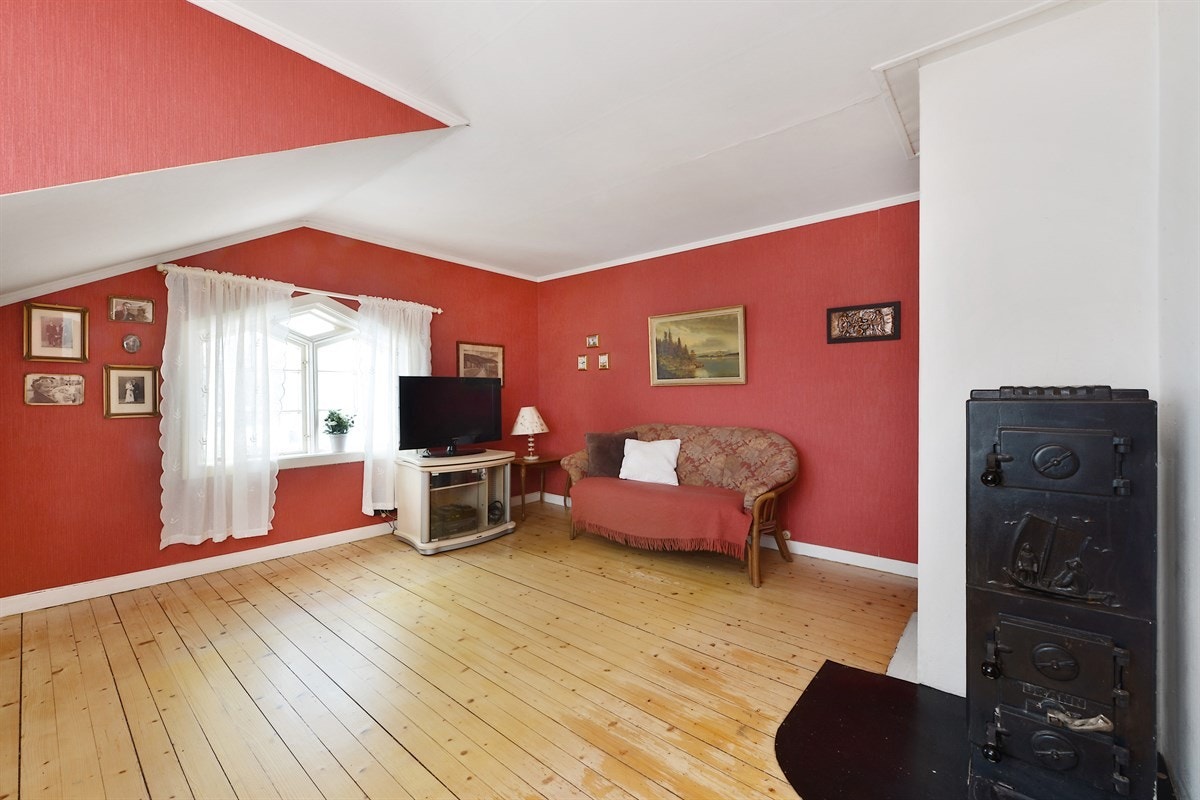 Stue/soverom 1 i 2.etg. med vedovn. Galleribilde
