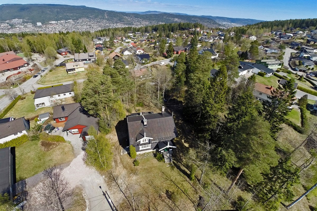 Flyfoto av eiendommen og nærområdet. Galleribilde