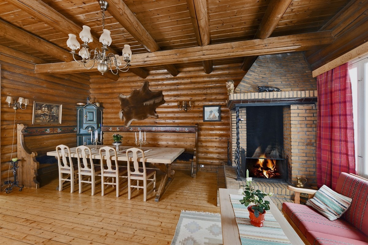 Spisestue/peisestue i 1.etg. med koselig peis som rekker helt opp til taket og god plass for stort spisebord. Flotte takbjelker og lekre detaljer. Galleribilde