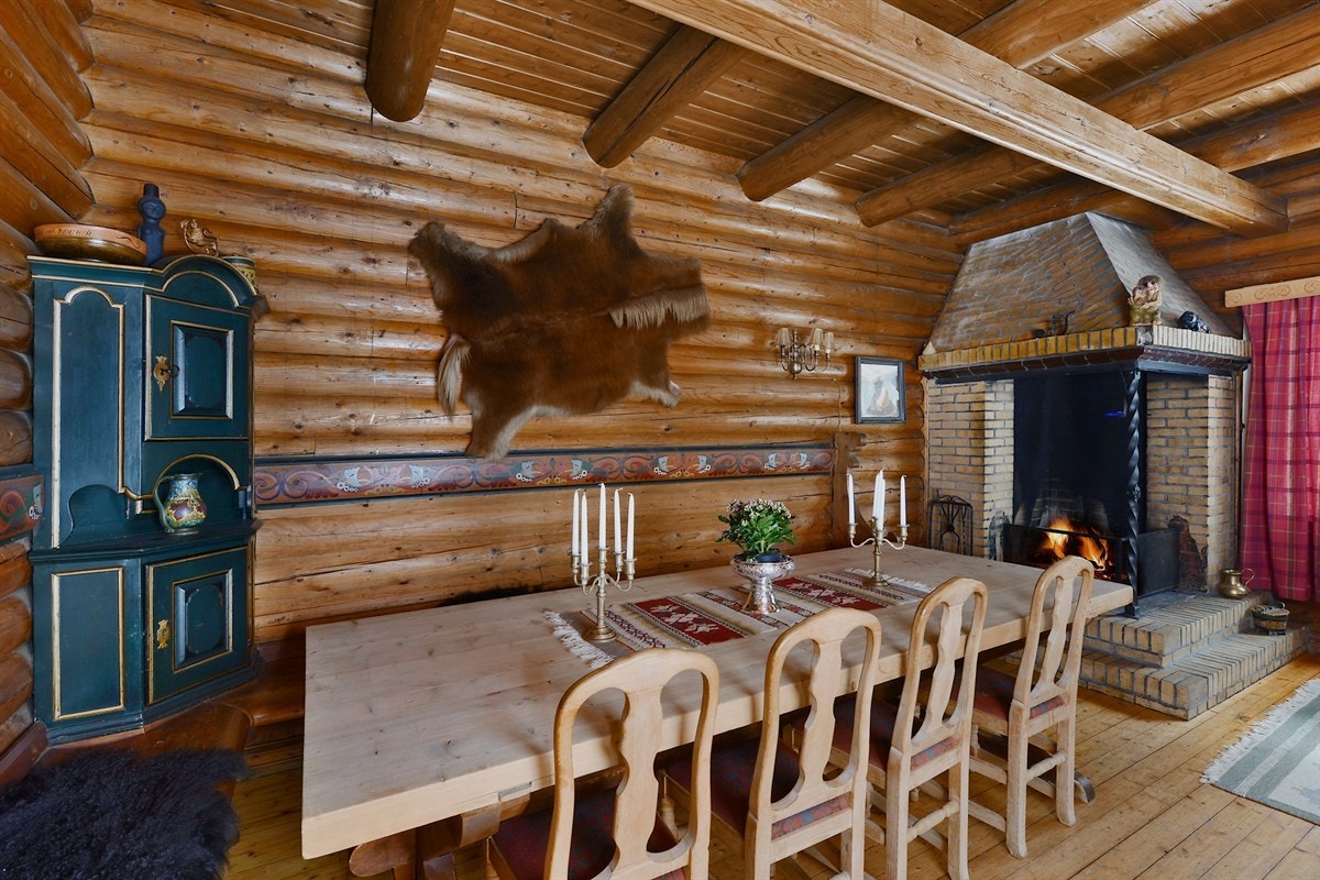 Spisestue/peisestue i 1.etg. som passer ypperlig for sammenkomster, storfamilier og gjester. Galleribilde