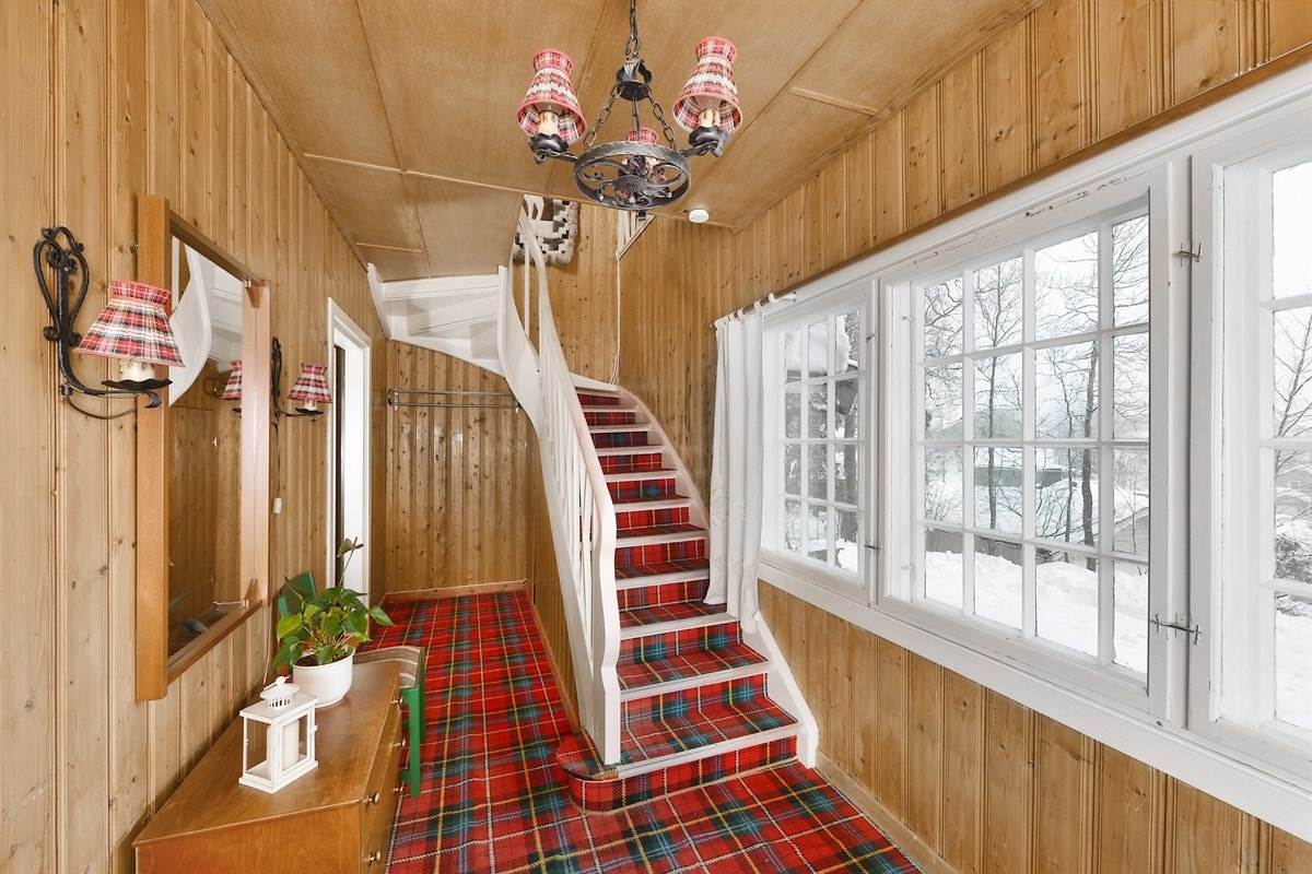 Entre i 1.etg. med trapp opp til 2.etg. Galleribilde