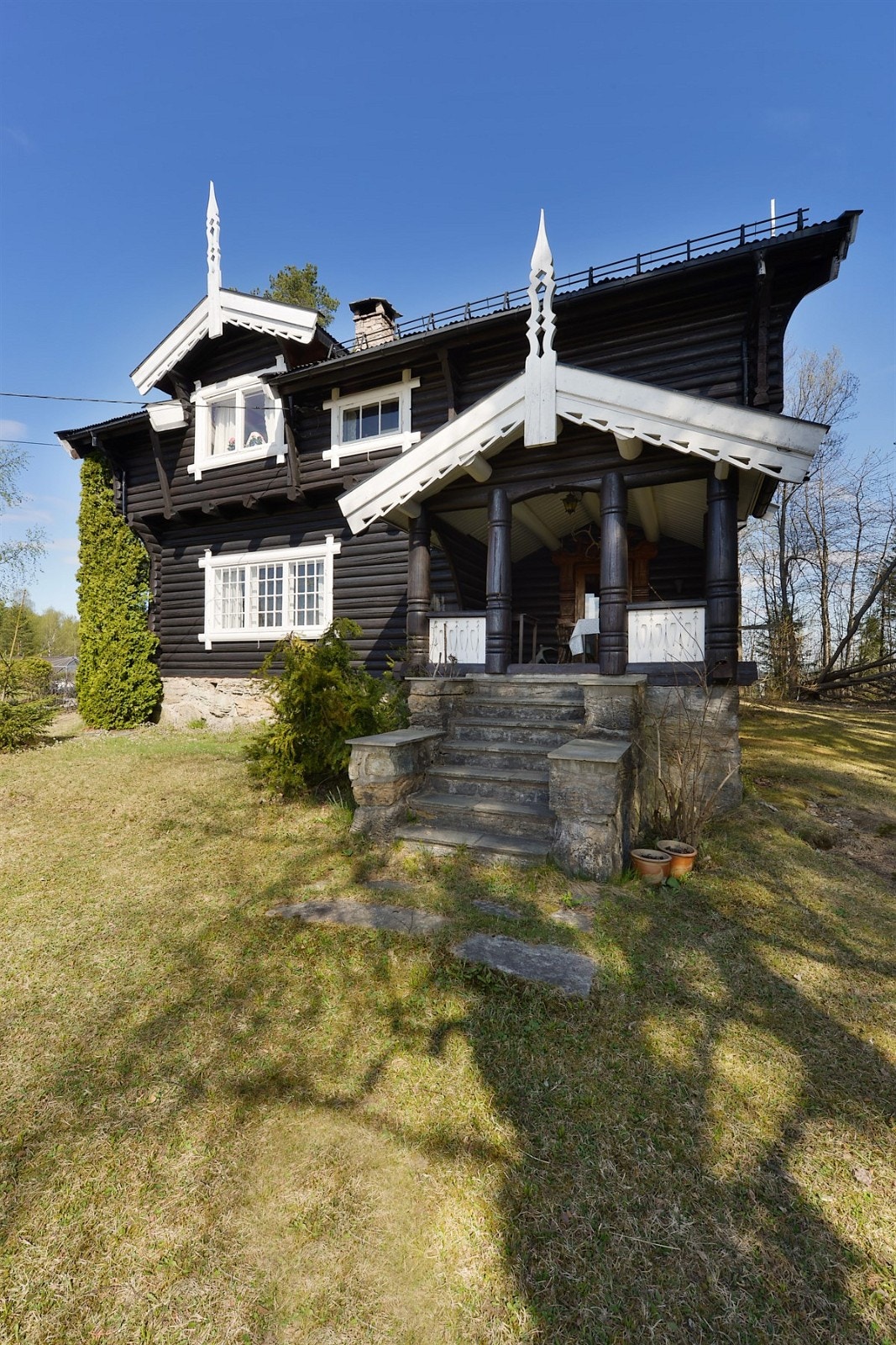 Fantastisk stor, solrik og idyllisk hage og tomt. I gamle dager ble eiendommen kalt huset i skogen. Galleribilde